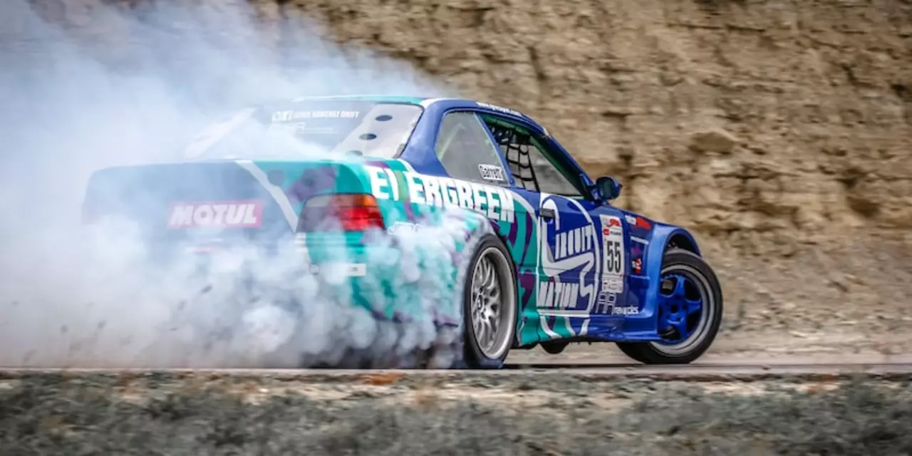 What is the difference between rally and rallycross?